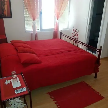 Queen Oda ve Kahvaltı Belgrad